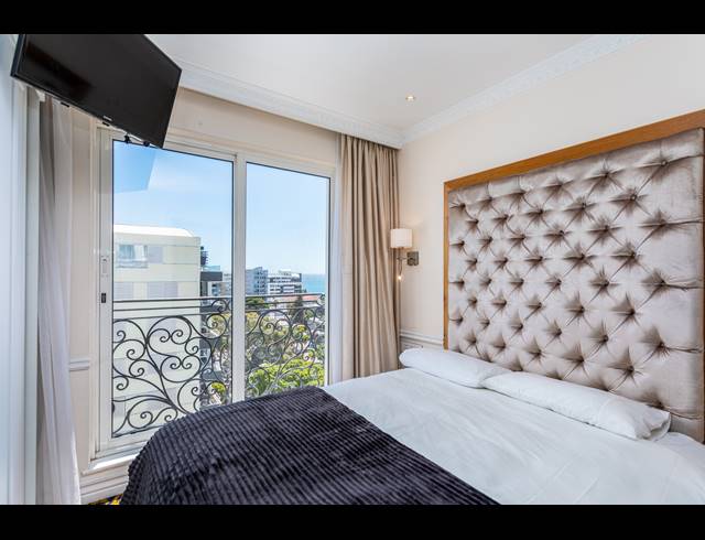 2 BEDROOM APARTMENT TO LET IN SEA POINT